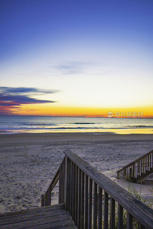 日出在荒芜的海滩和人行道。北卡罗莱纳的Outer Banks。